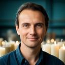 Gründerin oder Gründer in der Zürcher Werkstatt mit ruhigem Blick und Arbeitskleidung neben Kerzenmaterialien